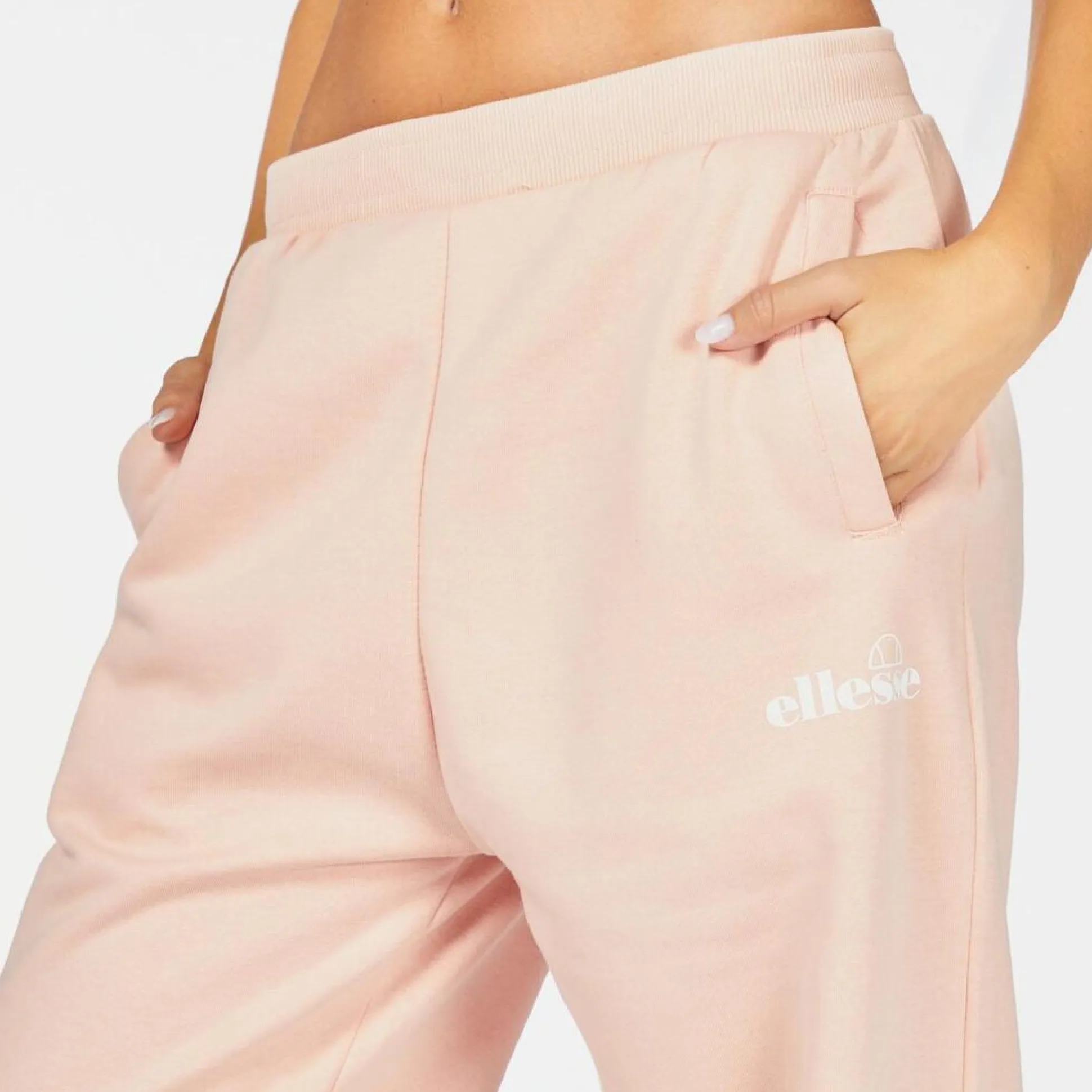 Ellesse Mom