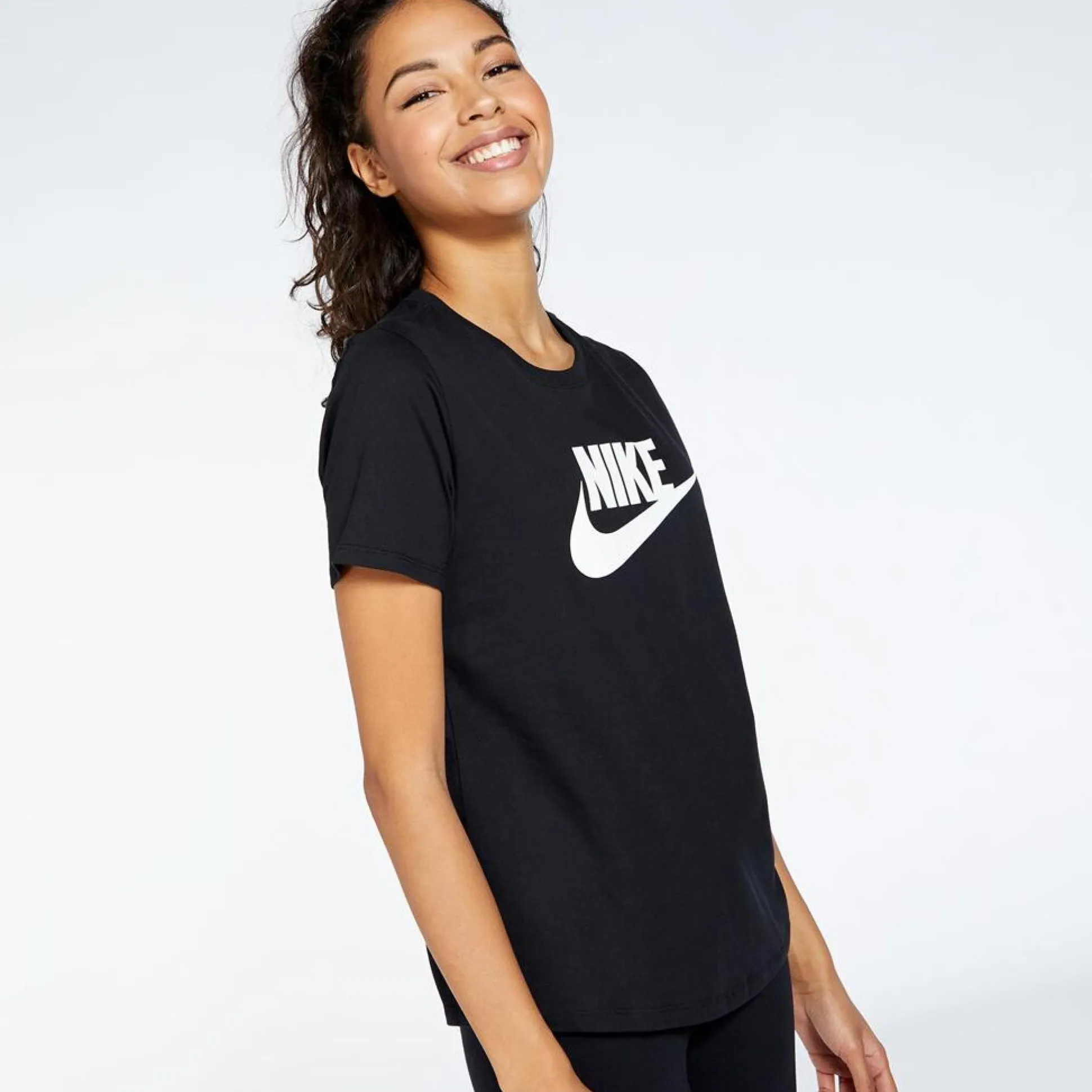 Nike Sportswear Essentials