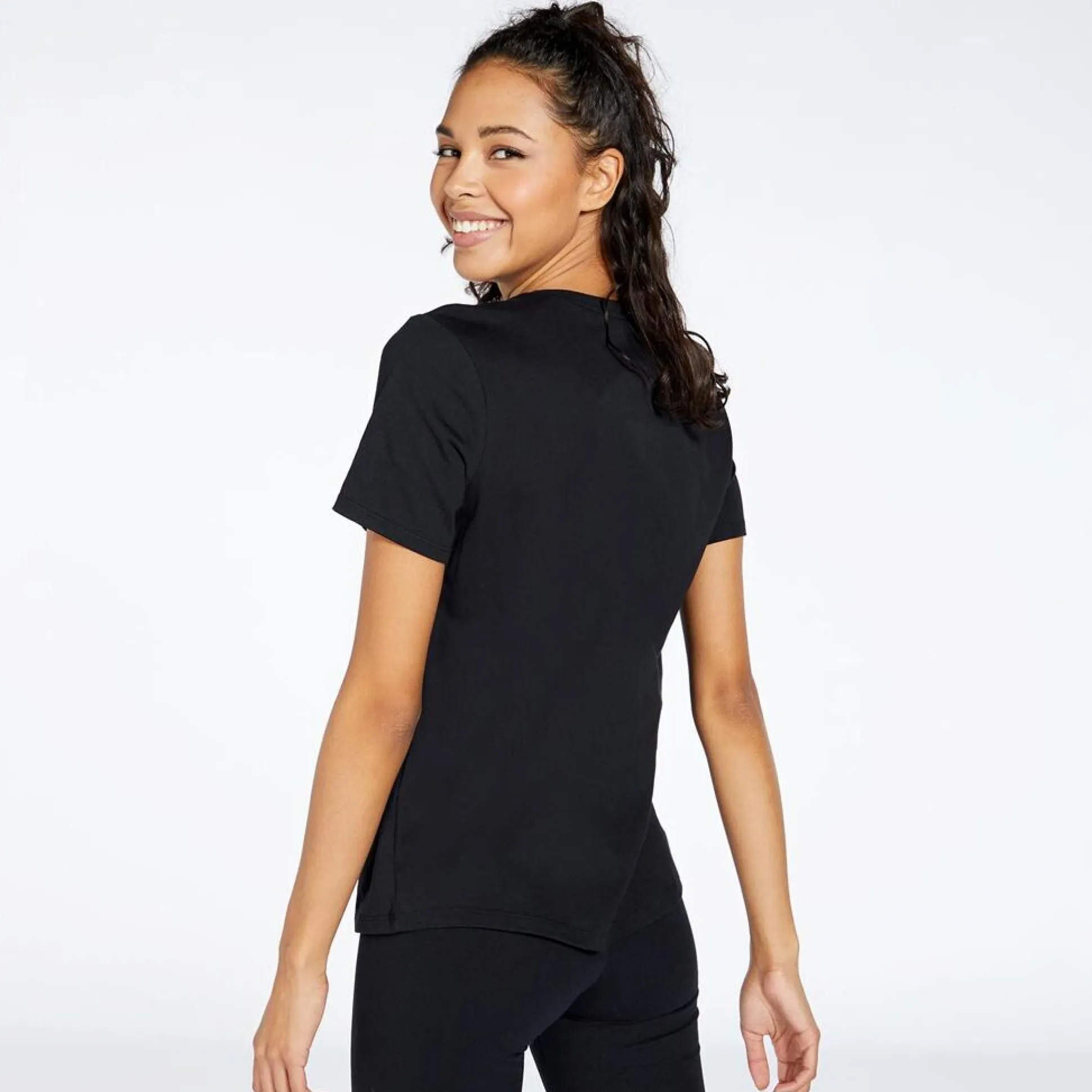 Nike Sportswear Essentials